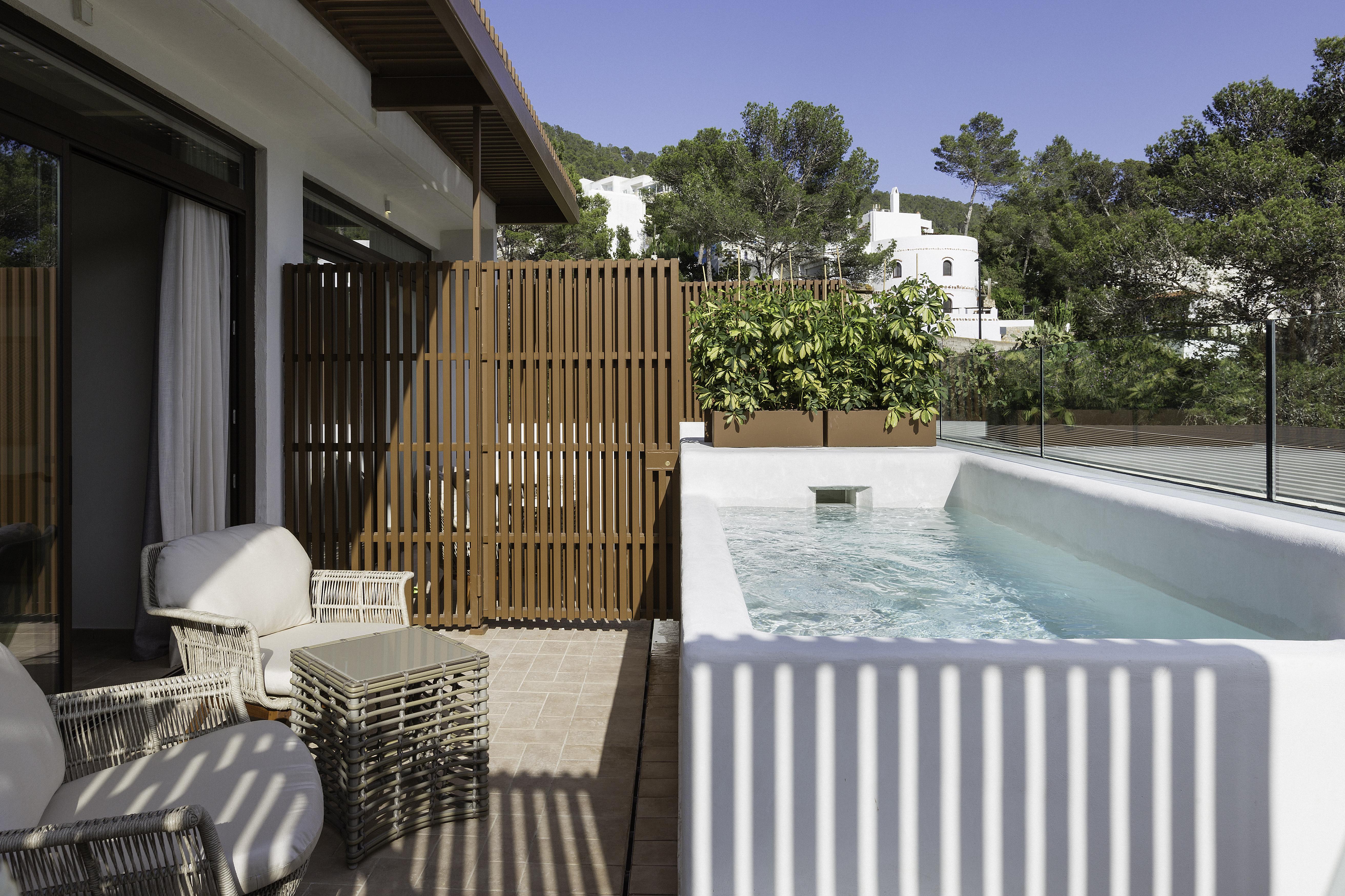 Cala San Miguel Ibiza Resort, Adults Only, Curio Collection By Hilton Port de Sant Miguel 외부 사진 A private pool at a hotel