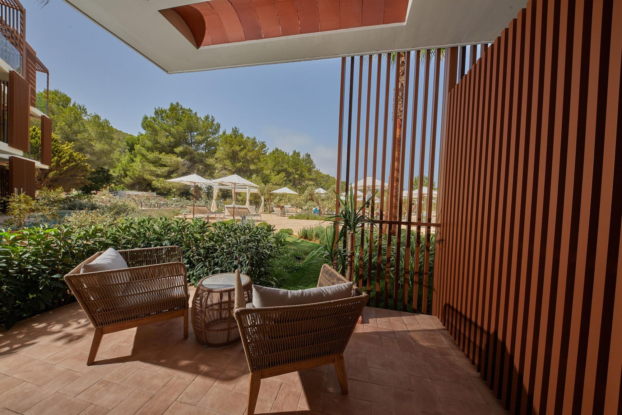 Cala San Miguel Ibiza Resort, Adults Only, Curio Collection By Hilton Port de Sant Miguel 외부 사진 Terrace of a suite