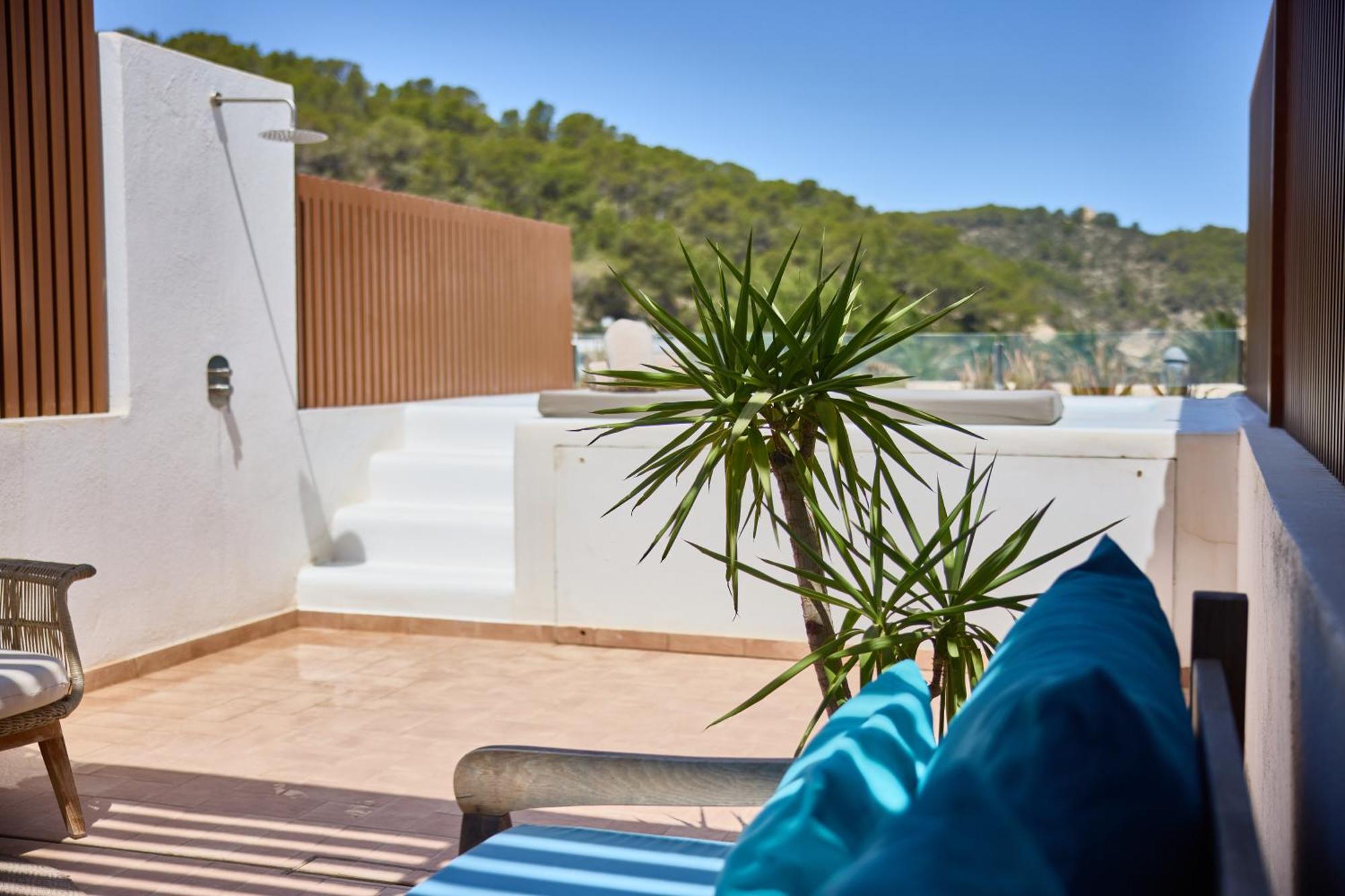 Cala San Miguel Ibiza Resort, Adults Only, Curio Collection By Hilton Port de Sant Miguel 외부 사진 A private shower at a campsite